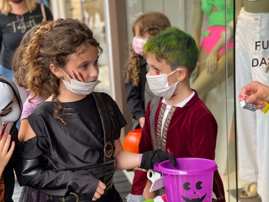 Halloween do Jurerê Open Shopping reuniu dezenas de monstrinhos e bruxinhas