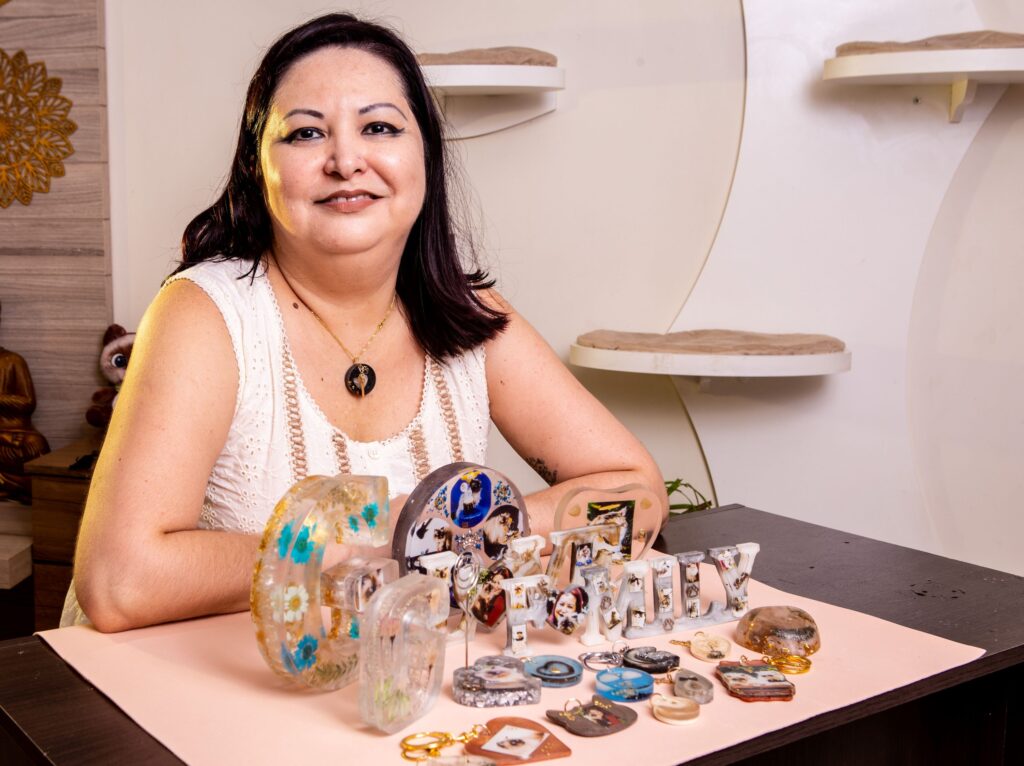 Artesã de Florianópolis cria joias afetivas para eternizar bichos de estimação