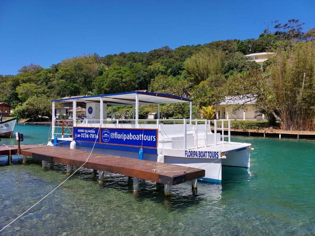 Florianópolis ganha primeiro passeio de catamarã com roteiro Lagoa – Canal da Barra – Piscinas Naturais