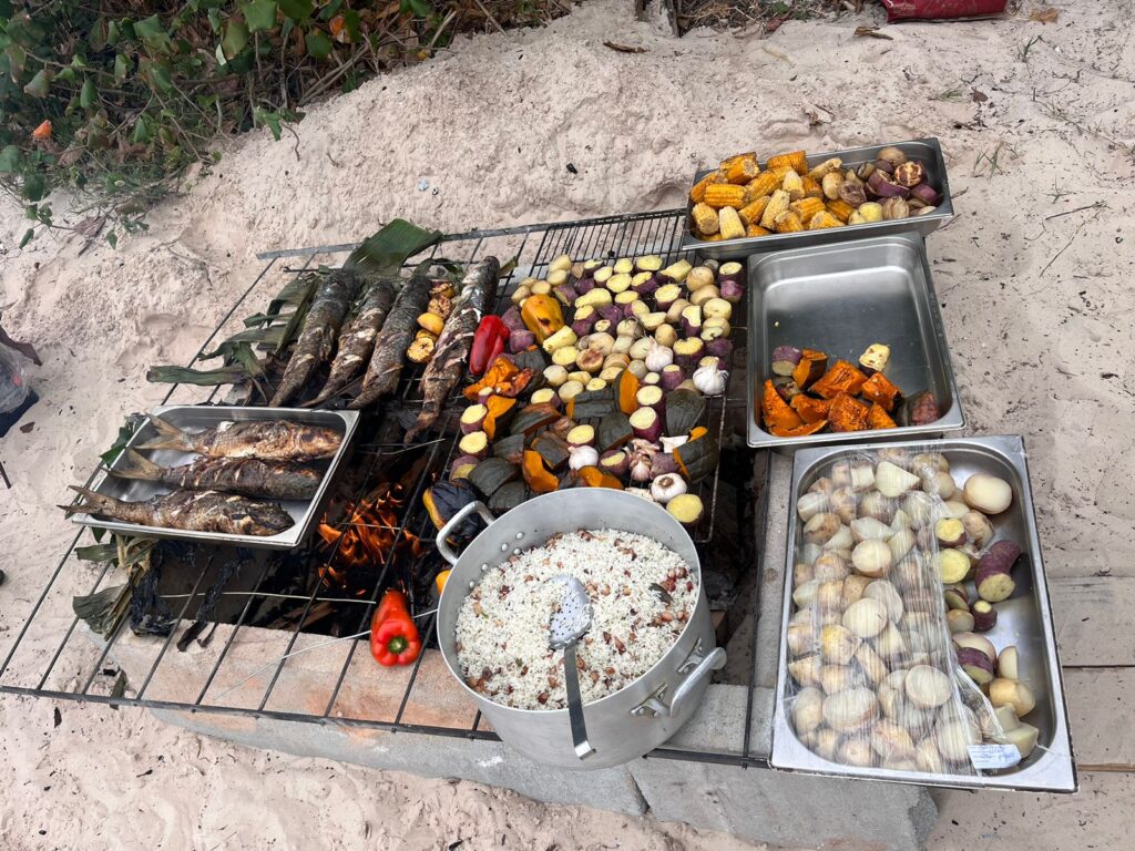 Almoço “pé na areia” homenageia o Dia do Pescador em Jurerê