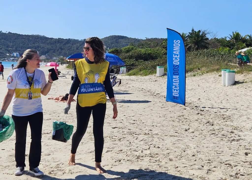 Atletas da Maratona de Jurerê participam da 4ª Ação de Limpeza da Praia de 2023, promovida pelo Grupo Habitasul