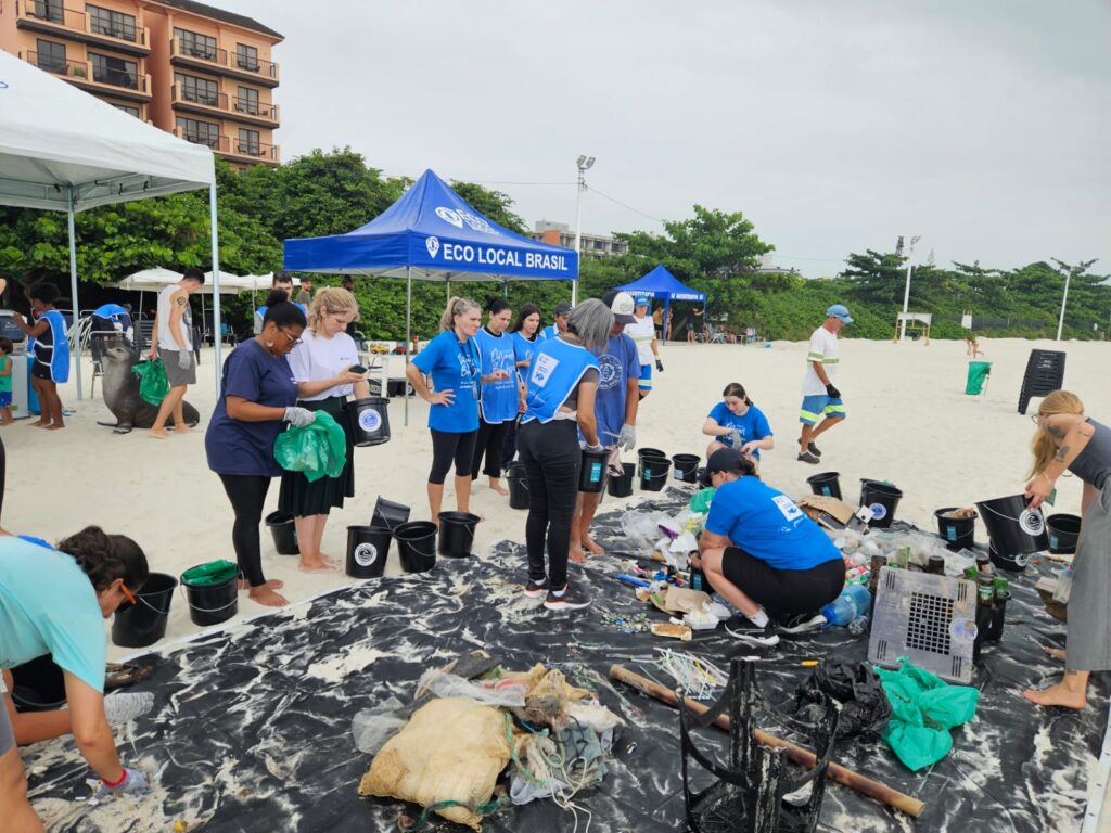 Na Semana do Meio Ambiente, Habitasul promove ação de limpeza na praia de Jurerê