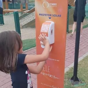 Jurerê OPEN distribui protetor solar gratuito para o público