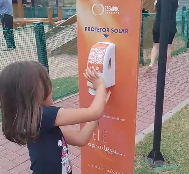 Jurerê OPEN distribui protetor solar gratuito para o público