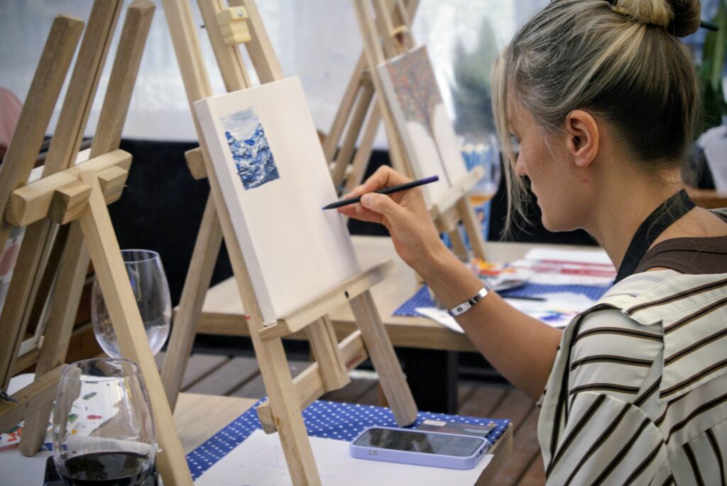 2º OPEN Arts terá pintura em rótulos de vinhos e degustação, neste sábado
