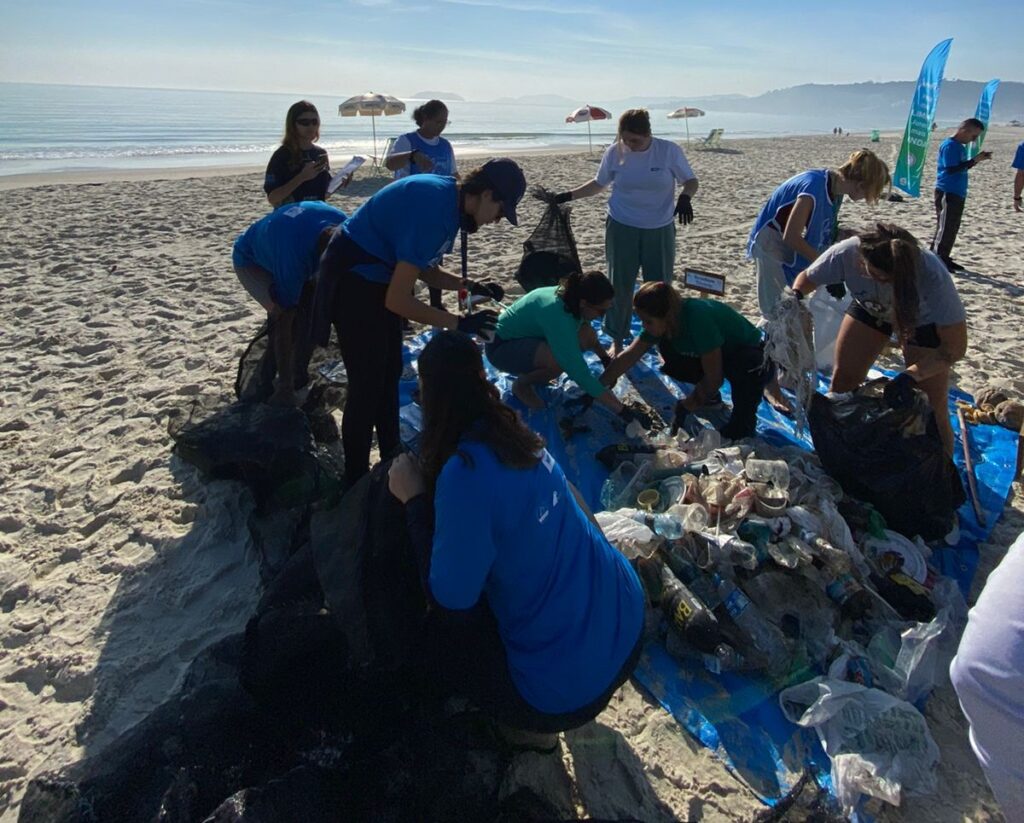 Projeto Dazum Banho promove conscientização ambiental na praia de Jurerê
