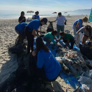 Projeto Dazum Banho promove conscientização ambiental na praia de Jurerê