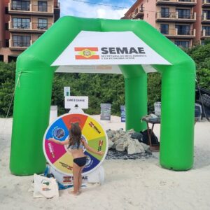 Projeto “Dazum Banho”, da Habitasul, promoveu neste domingo mutirão de limpeza e educação ambiental na praia de Jurerê in_