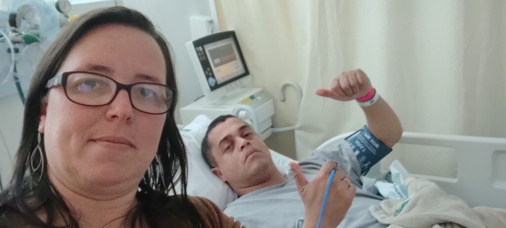 Família de Palhoça promove rifa e vendas de livro, pães e doces para custear tratamento de saúde e despesas