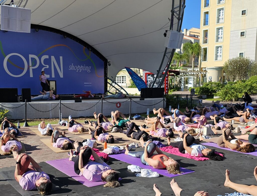 Aulão de yoga do Jurerê Open promove tributo à Deva Premal & Miten, neste sábado (11)