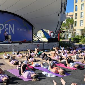Aulão de yoga do Jurerê Open promove tributo à Deva Premal & Miten, neste sábado (11)